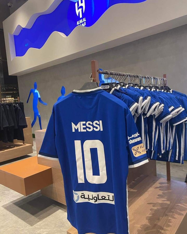 Messi được đối thủ của Al-Nassr mời lương 400 triệu euro mỗi năm, gấp đôi Ronaldo - Ảnh 1.