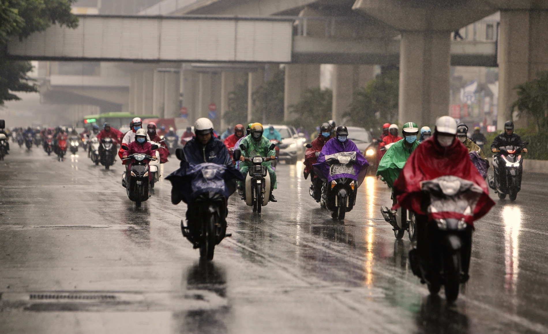 Hà Nội sắp đón mưa phùn, nồm ẩm kéo dài gần một tuần - Ảnh 2.