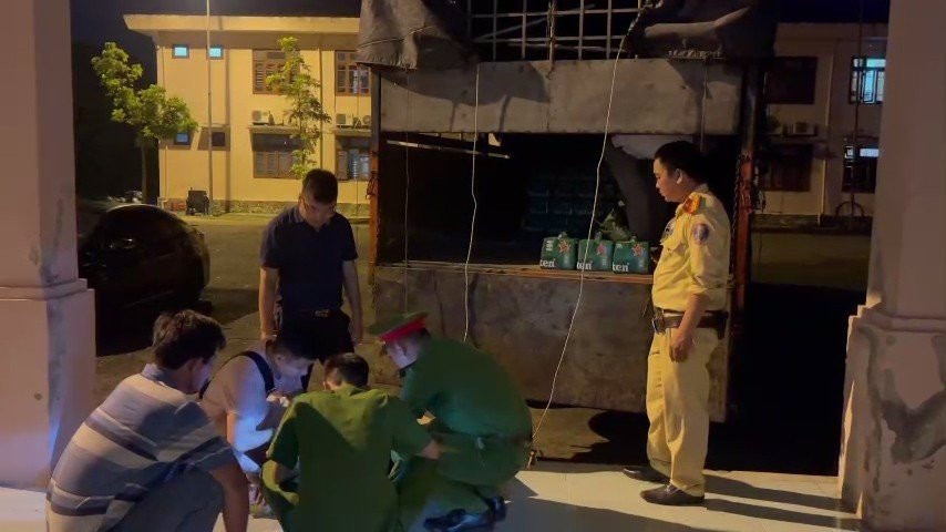 Tạm giữ hàng trăm thùng bia không có hóa đơn chứng từ - Ảnh 1.