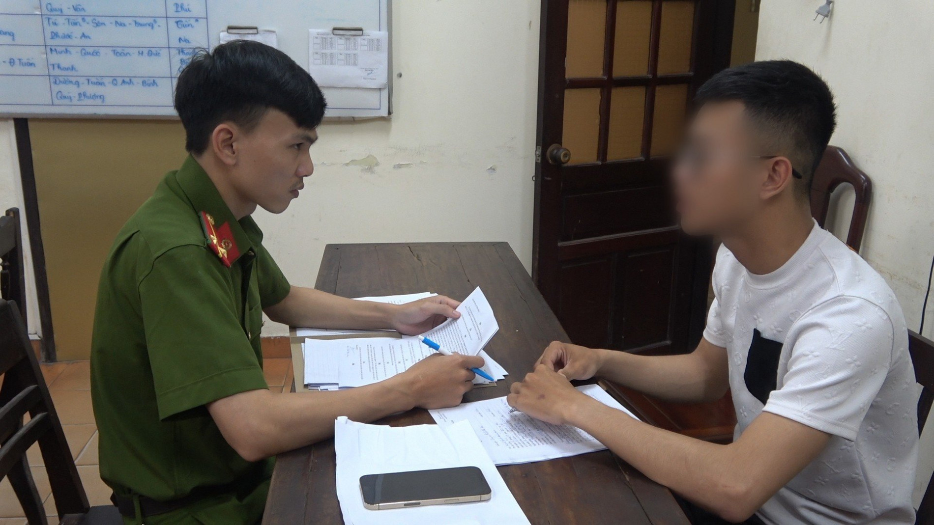 Bắt giữ đối tượng chuyên vào cửa hàng giả vờ mua điện thoại rồi cướp giật - Ảnh 1.