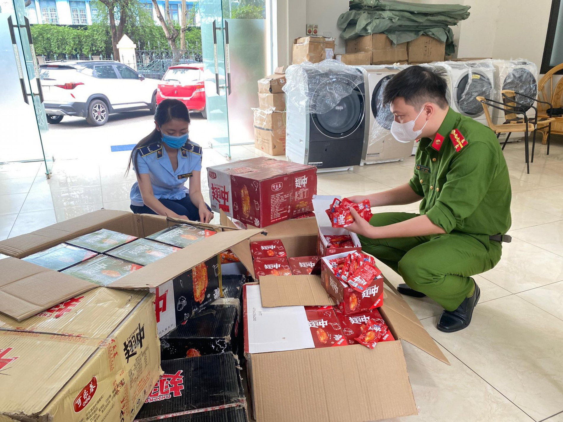 Thu giữ hàng nghìn chân gà, xúc xích bẩn trên đường về Hà Nội - Ảnh 1.