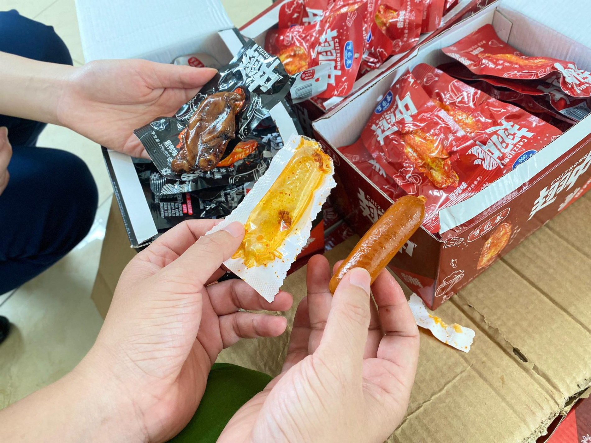 Thu giữ hàng nghìn chân gà, xúc xích bẩn trên đường về Hà Nội - Ảnh 2.