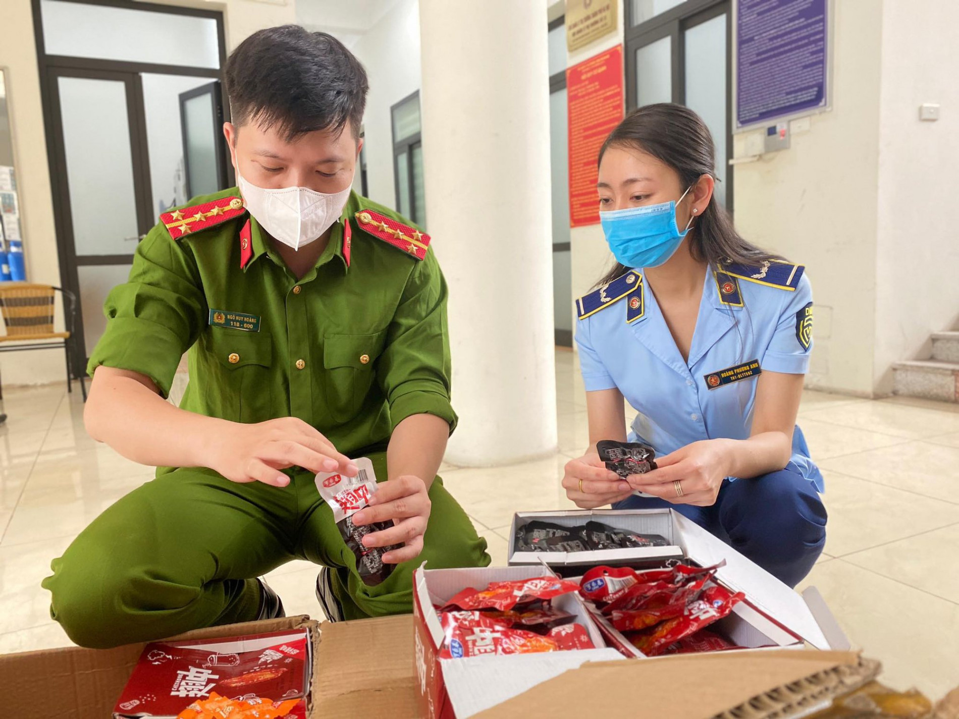 Thu giữ hàng nghìn chân gà, xúc xích bẩn trên đường về Hà Nội - Ảnh 3.