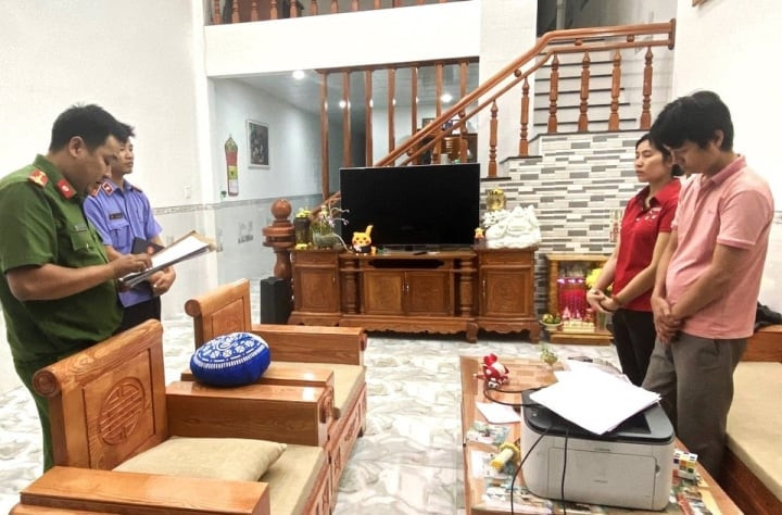 2 cán bộ Cục Đất đai bị bắt vì nhận hối lộ - 1