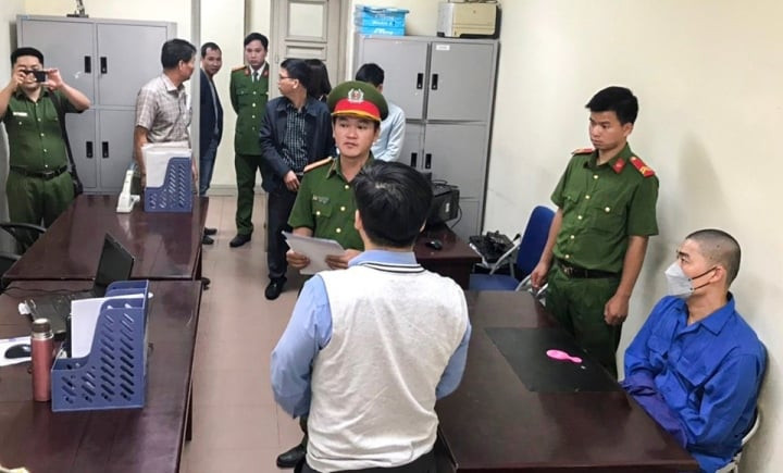 2 cán bộ Cục Đất đai bị bắt vì nhận hối lộ - 2