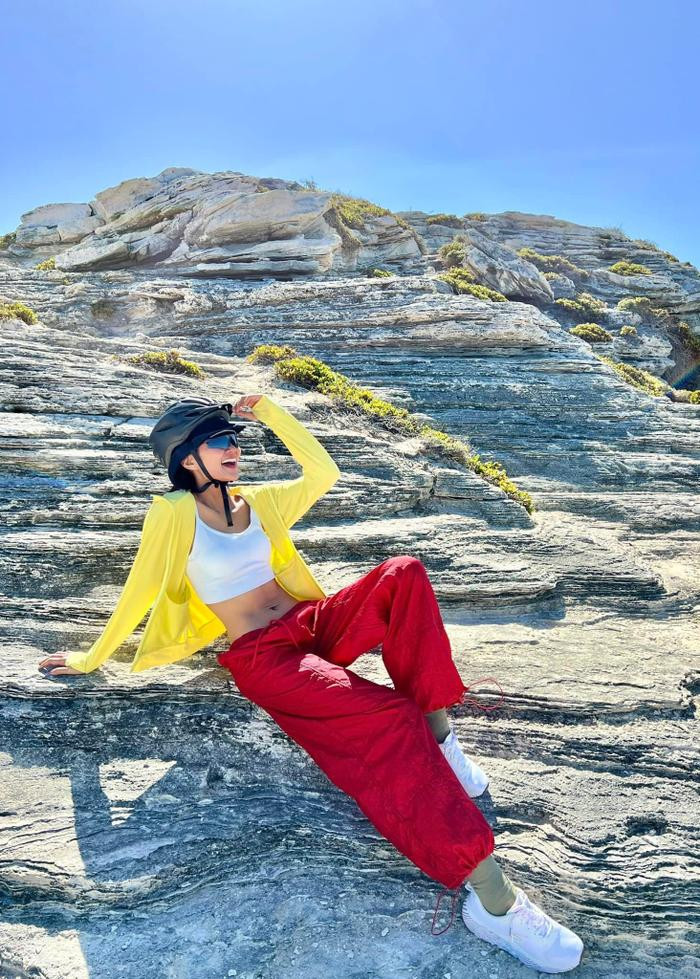 Chạy show kín lịch nhưng H'Hen Niê vẫn tranh thủ vén áo khoe eo 58cm và cơ bụng số 11 đẹp miễn bàn cãi Ảnh 2