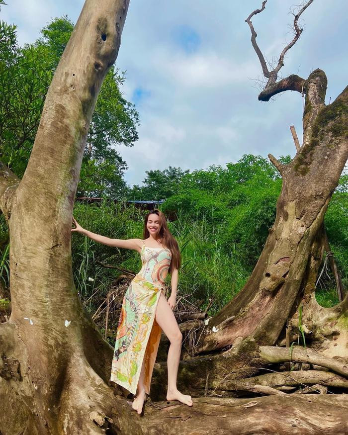 Hồ Ngọc Hà - Lệ Quyên so kè khi diện đồ chơi lễ: Người 'hở bạo' với bikini, kẻ diện đầm 'xẻ sâu đến rốn' Ảnh 1