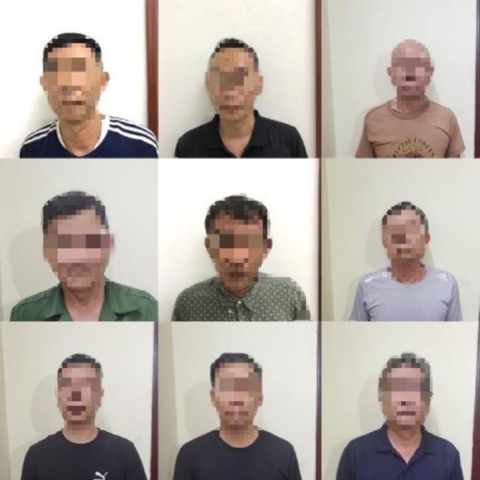 Công an ập vào một tụ điểm phát hiện cảnh tượng gây sốc của 21 người cùng 2 con gà Ảnh 1