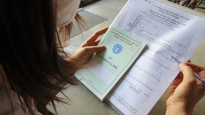 Mua bán, cầm cố sổ BHXH tràn lan trên mạng xã hội: Rủi ro và các vi phạm liên quan - Ảnh 4.