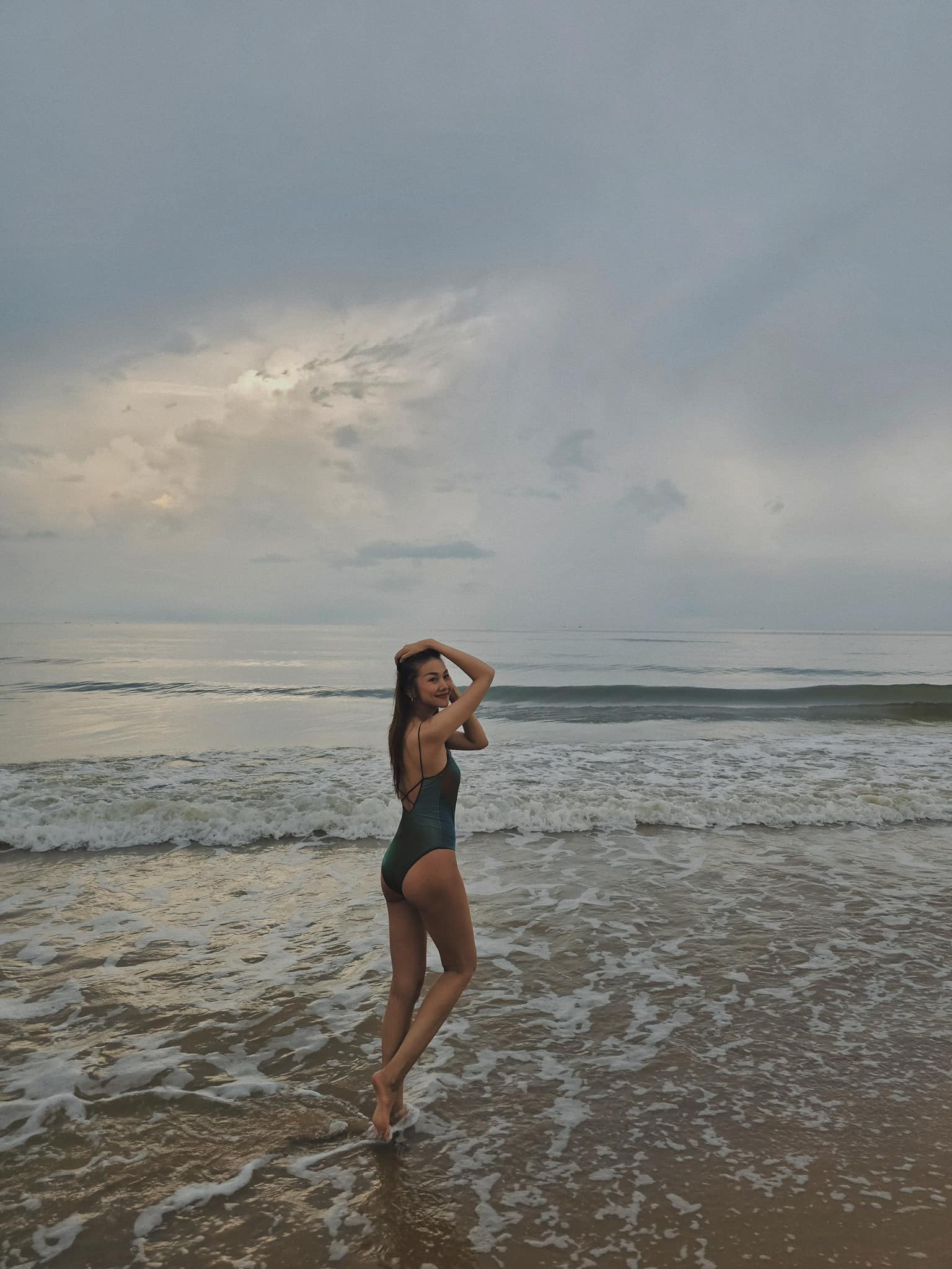 Có thể là hình ảnh về 1 người, đại dương, bãi biển và đường chân trời