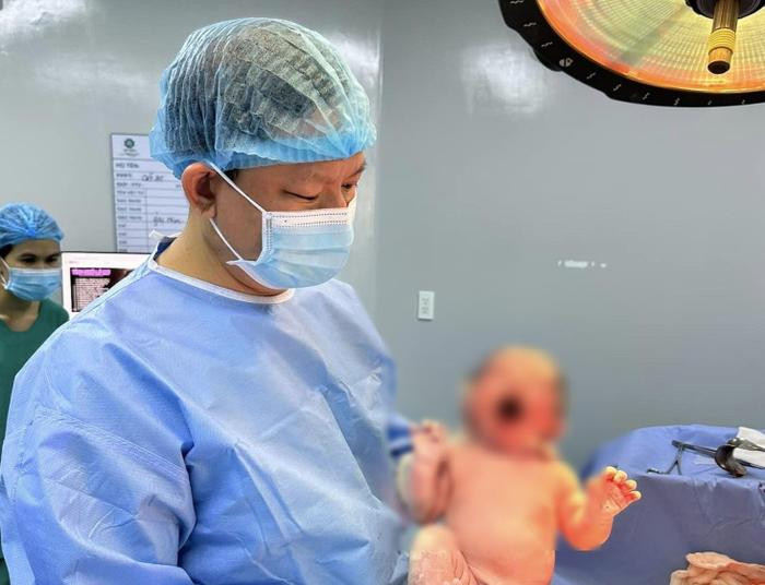 Bác sĩ khoa sản nổi tiếng Cao Hữu Thịnh bị Sở Y tế TP.HCM xử phạt Ảnh 1