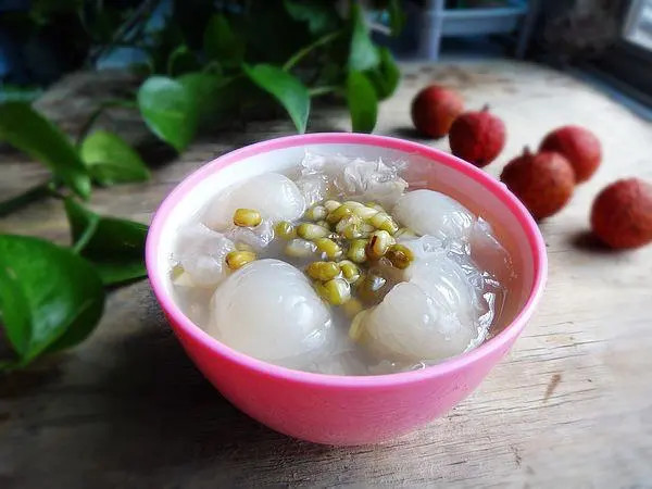 Ăn vải uống thêm một trong 4 loại nước giúp tránh nóng trong, làm đẹp da - Ảnh 3.