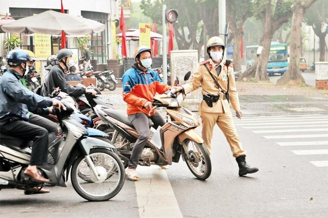 Vượt đèn đỏ để nhường đường cho xe ưu tiên có bị xử phạt?