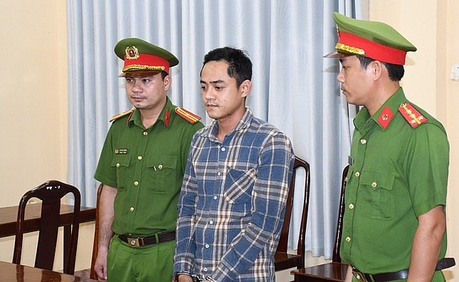 Công an thi hành các quyết định đối với Hà Quang Danh. Ảnh: H.Giang.