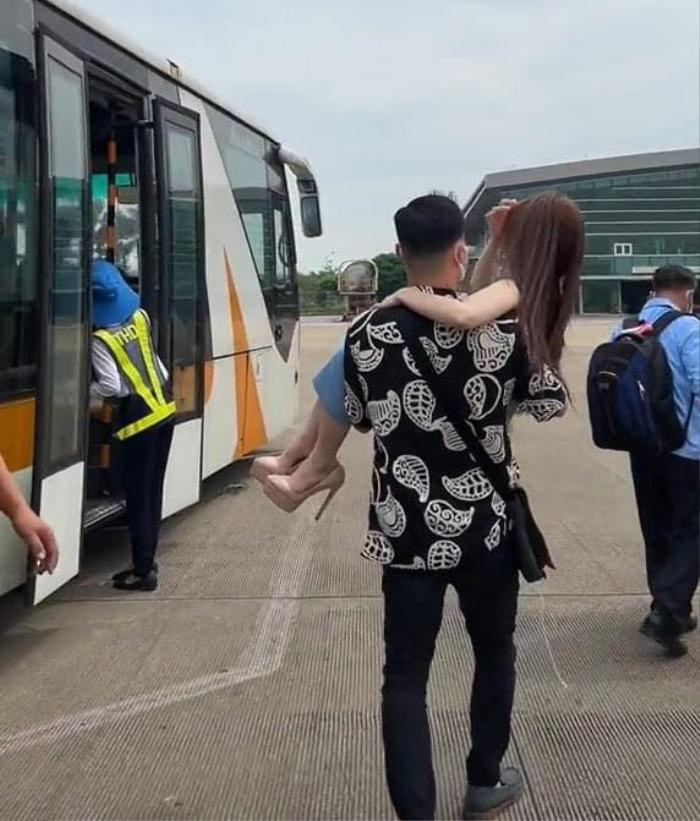 Gái xinh đi giày cao gót được chồng bế lên máy bay: Người khen hạnh phúc, người cười cợt vì lố lăng Ảnh 2
