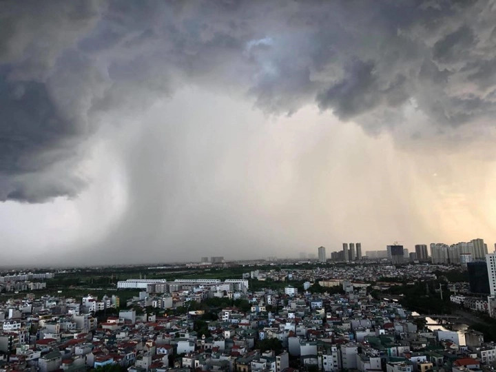 Bắc Bộ ngày nắng nóng đêm mưa, cảnh báo hình thái thời tiết nguy hiểm - Ảnh 2.