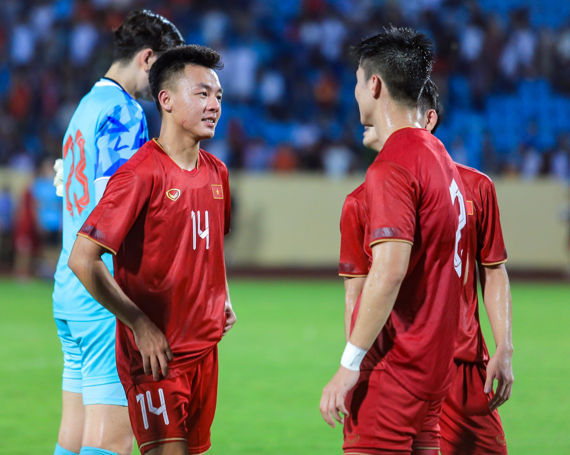 Tiền vệ U23 được đàn anh tận tình chỉ bảo trong lần đầu khoác áo ĐT Việt Nam - Ảnh 2.