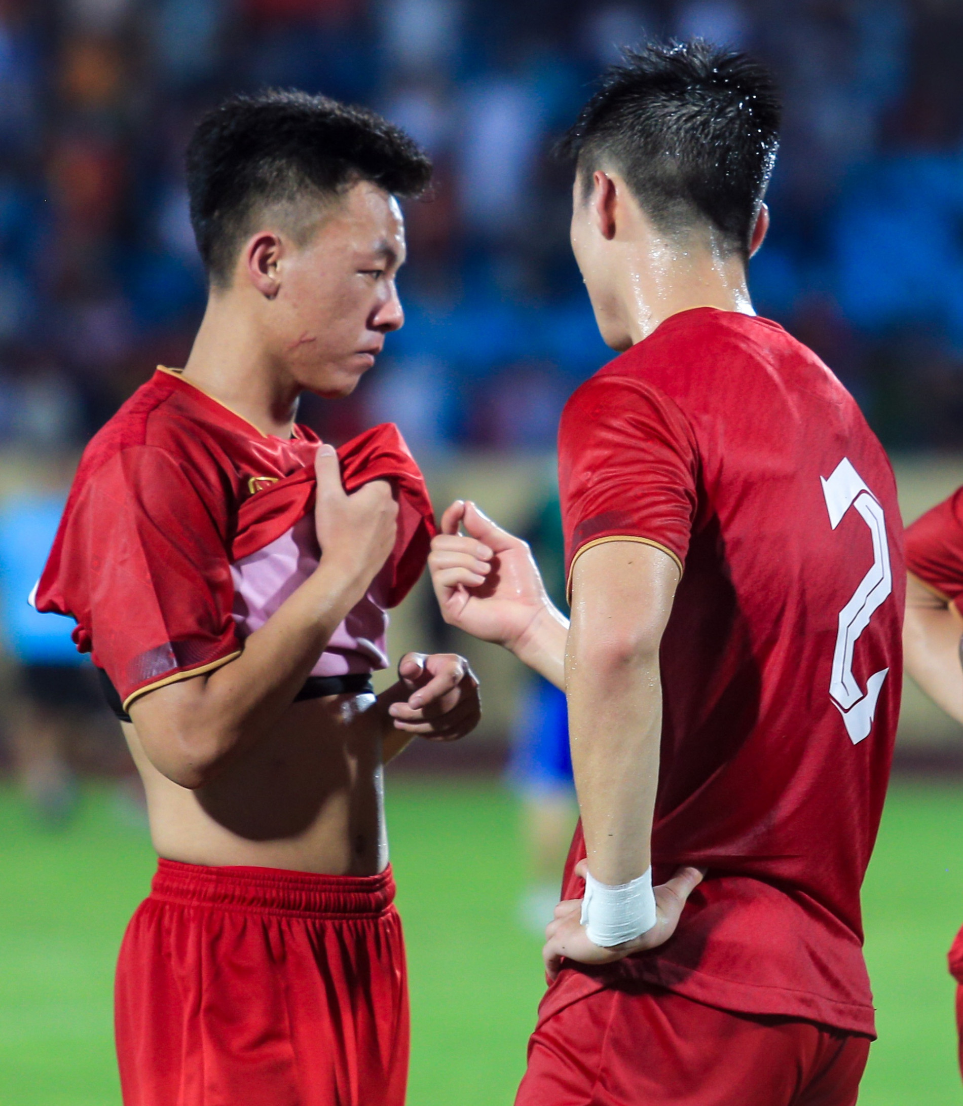 Tiền vệ U23 được đàn anh tận tình chỉ bảo trong lần đầu khoác áo ĐT Việt Nam - Ảnh 4.
