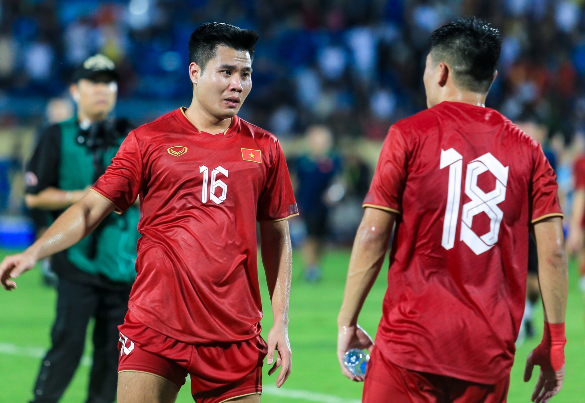 Tiền vệ U23 được đàn anh tận tình chỉ bảo trong lần đầu khoác áo ĐT Việt Nam - Ảnh 8.