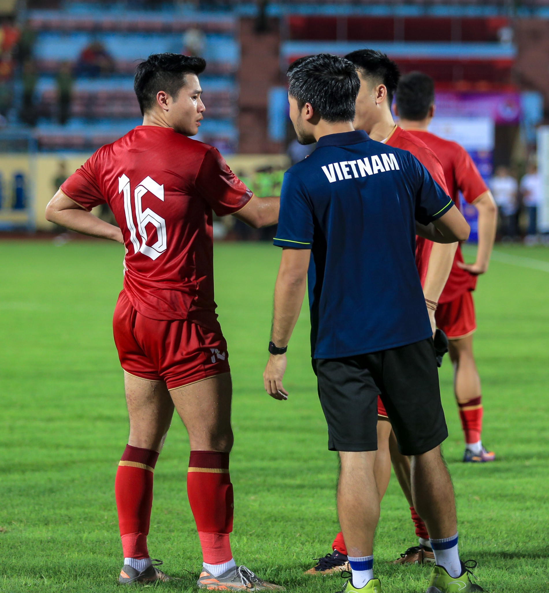Tiền vệ U23 được đàn anh tận tình chỉ bảo trong lần đầu khoác áo ĐT Việt Nam - Ảnh 9.