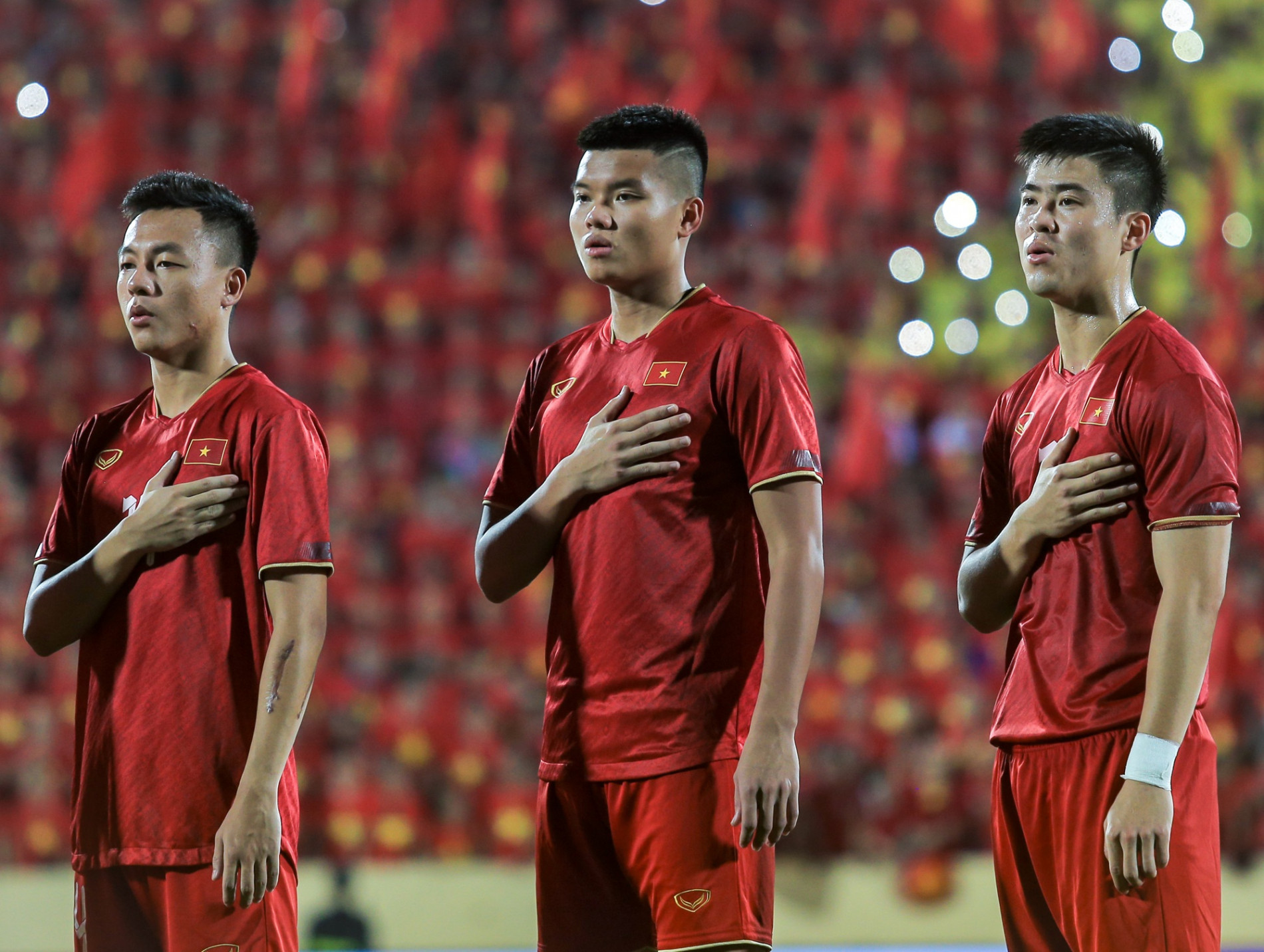 Tiền vệ U23 được đàn anh tận tình chỉ bảo trong lần đầu khoác áo ĐT Việt Nam - Ảnh 11.