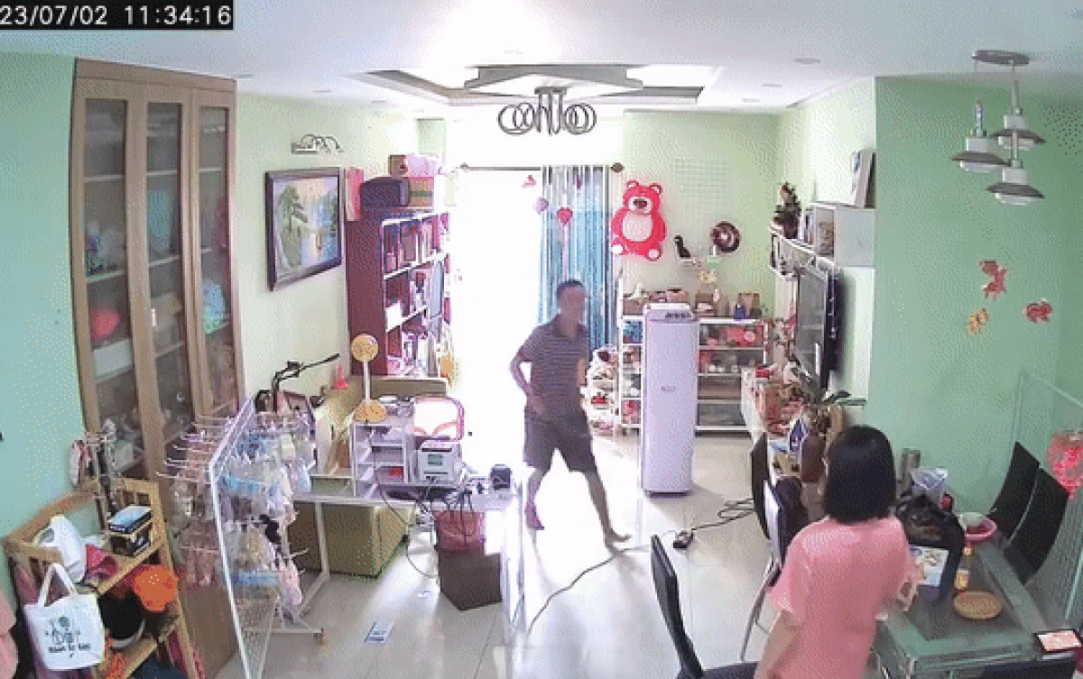 Định ra oai với vợ chợt nhớ ra nhà có camera, ông chồng phản ứng khiến ai cũng bật cười Ảnh 1
