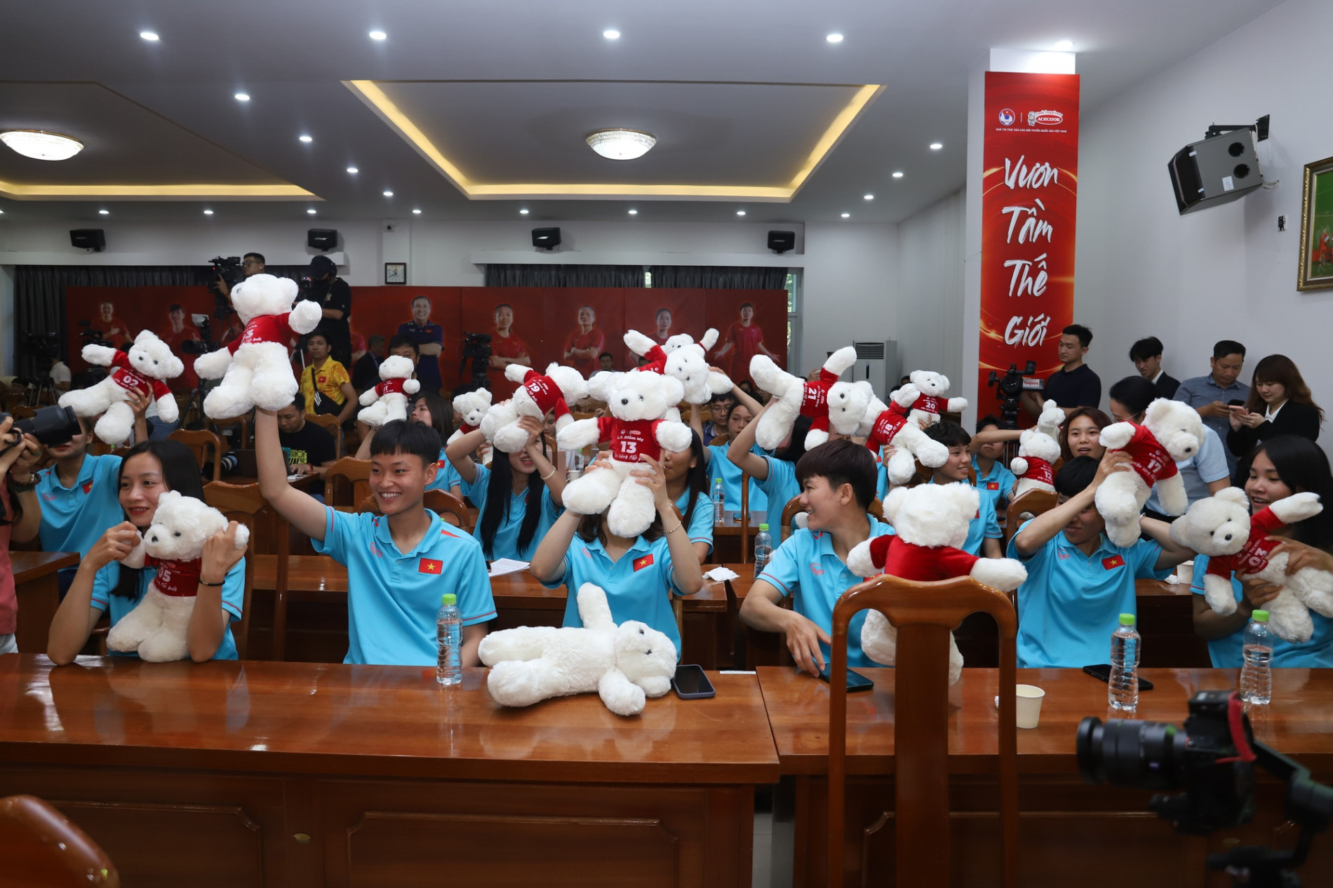 Tiền vệ Thanh Nhã được ca sĩ Hoàng Dũng xin chụp ảnh cùng trong lễ xuất quân của tuyển nữ Việt Nam - Ảnh 8.