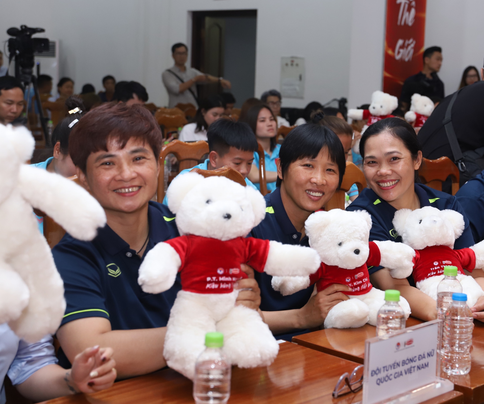 Tiền vệ Thanh Nhã được ca sĩ Hoàng Dũng xin chụp ảnh cùng trong lễ xuất quân của tuyển nữ Việt Nam - Ảnh 9.