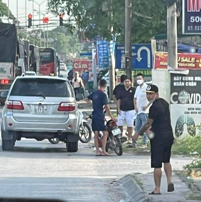 Tìm ra nhóm người đi ô tô chặn đường, ném vỡ kính xe khách trên quốc lộ 1A - Ảnh 2.