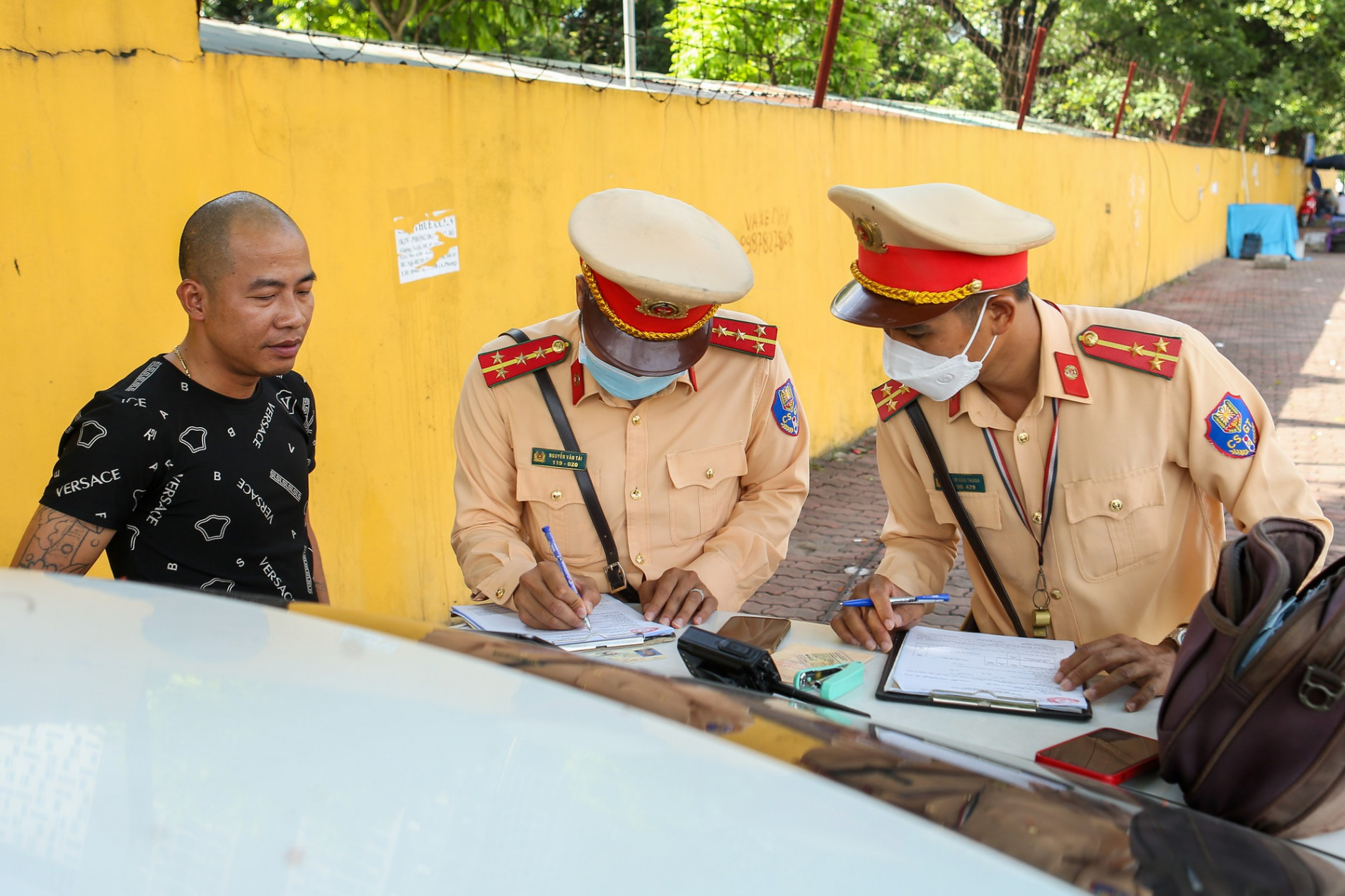 Hà Nội: CSGT xử phạt hàng loạt xe khách “chạy rùa bò” - Ảnh 6.