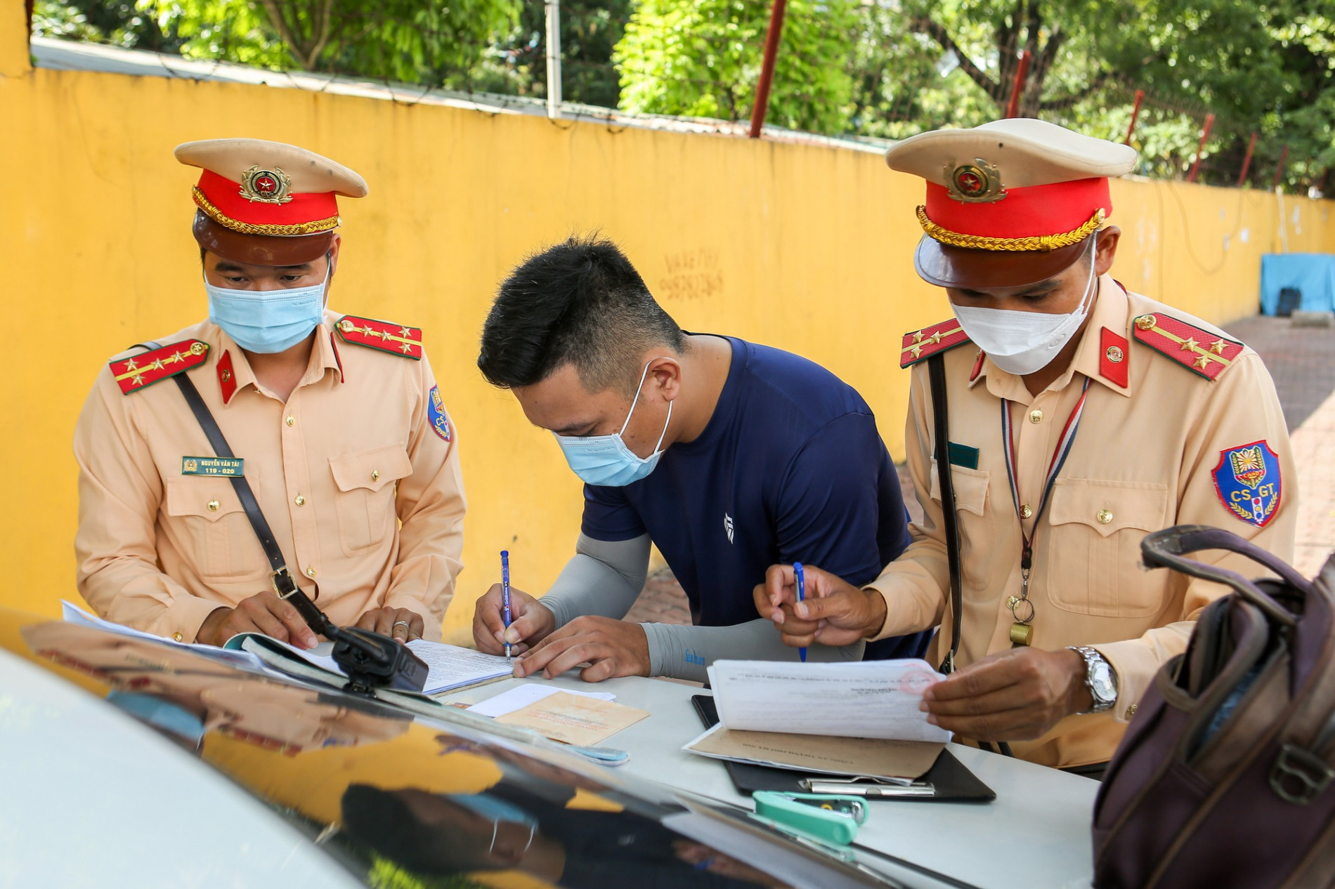 Hà Nội: CSGT xử phạt hàng loạt xe khách “chạy rùa bò” - Ảnh 8.