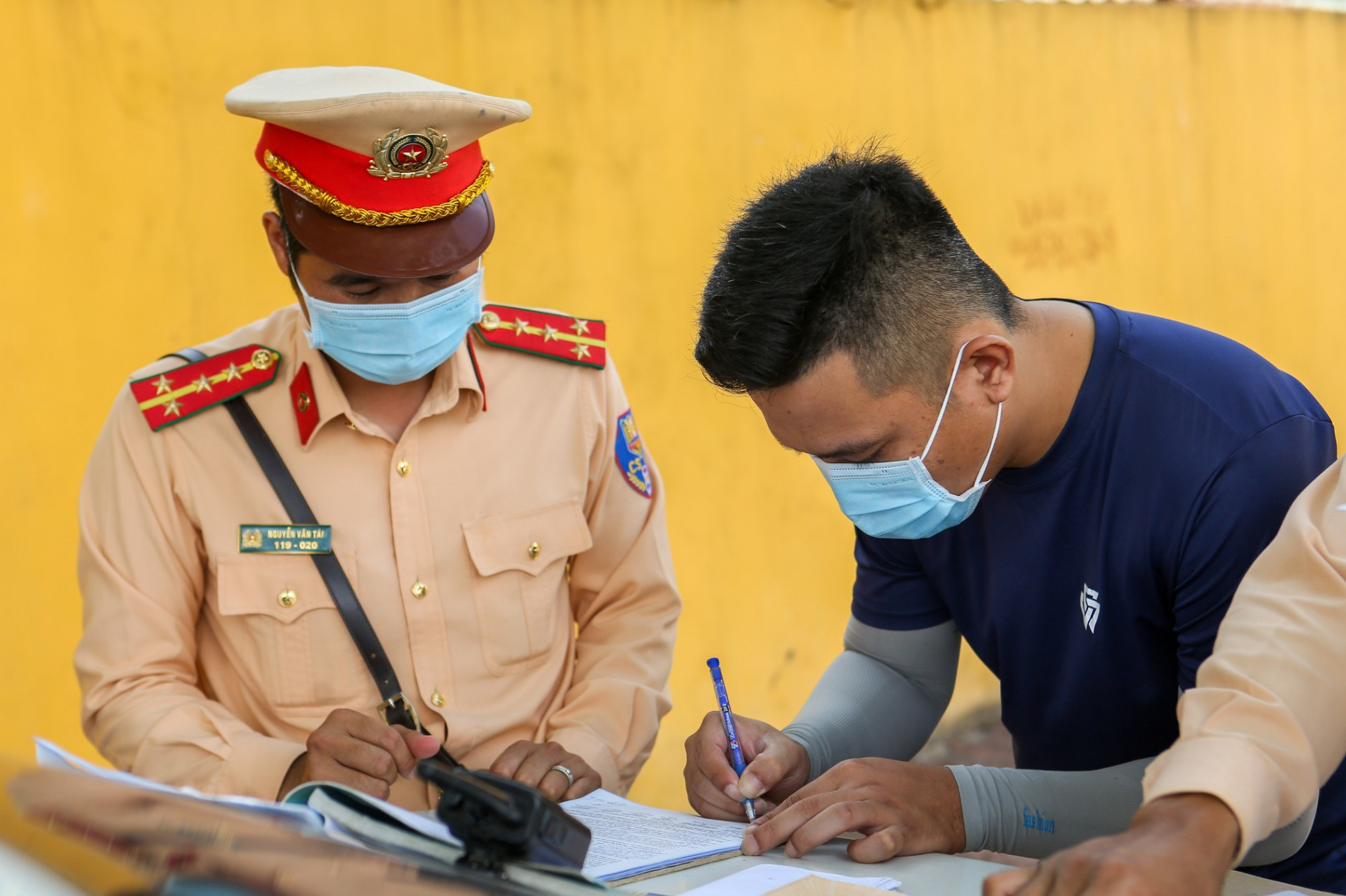 Hà Nội: CSGT xử phạt hàng loạt xe khách “chạy rùa bò” - Ảnh 9.