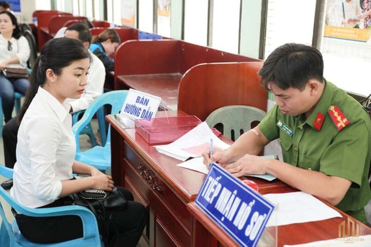 Chủ nhà hay người thuê nhà phải đi đăng ký tạm trú?