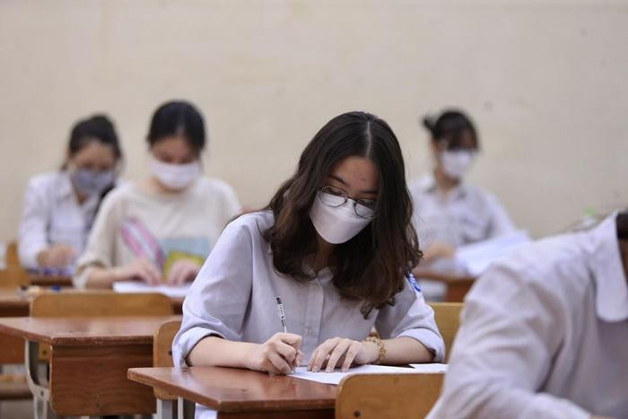 Các trường THPT ở Hà Nội hạ điểm chuẩn vào lớp 10, trường nào hạ nhiều nhất? Ảnh 1