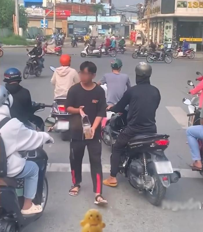 Chàng trai cầm ly nước mời khách chờ đèn đỏ: Mấy ai dám gạt đi sỉ diện như em Ảnh 1