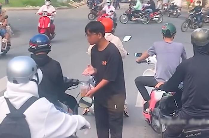 Chàng trai cầm ly nước mời khách chờ đèn đỏ: Mấy ai dám gạt đi sỉ diện như em Ảnh 3