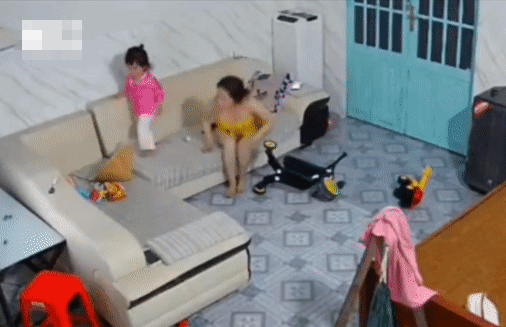 Mẹ vừa rời đi, cô bé liền 'tàng hình' khiến người mẹ tái mặt khi trở lại tìm con Ảnh 1