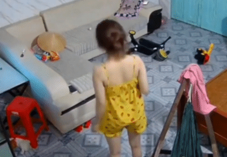 Mẹ vừa rời đi, cô bé liền 'tàng hình' khiến người mẹ tái mặt khi trở lại tìm con Ảnh 3