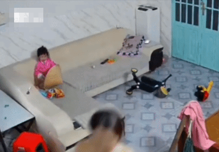 Mẹ vừa rời đi, cô bé liền 'tàng hình' khiến người mẹ tái mặt khi trở lại tìm con Ảnh 2