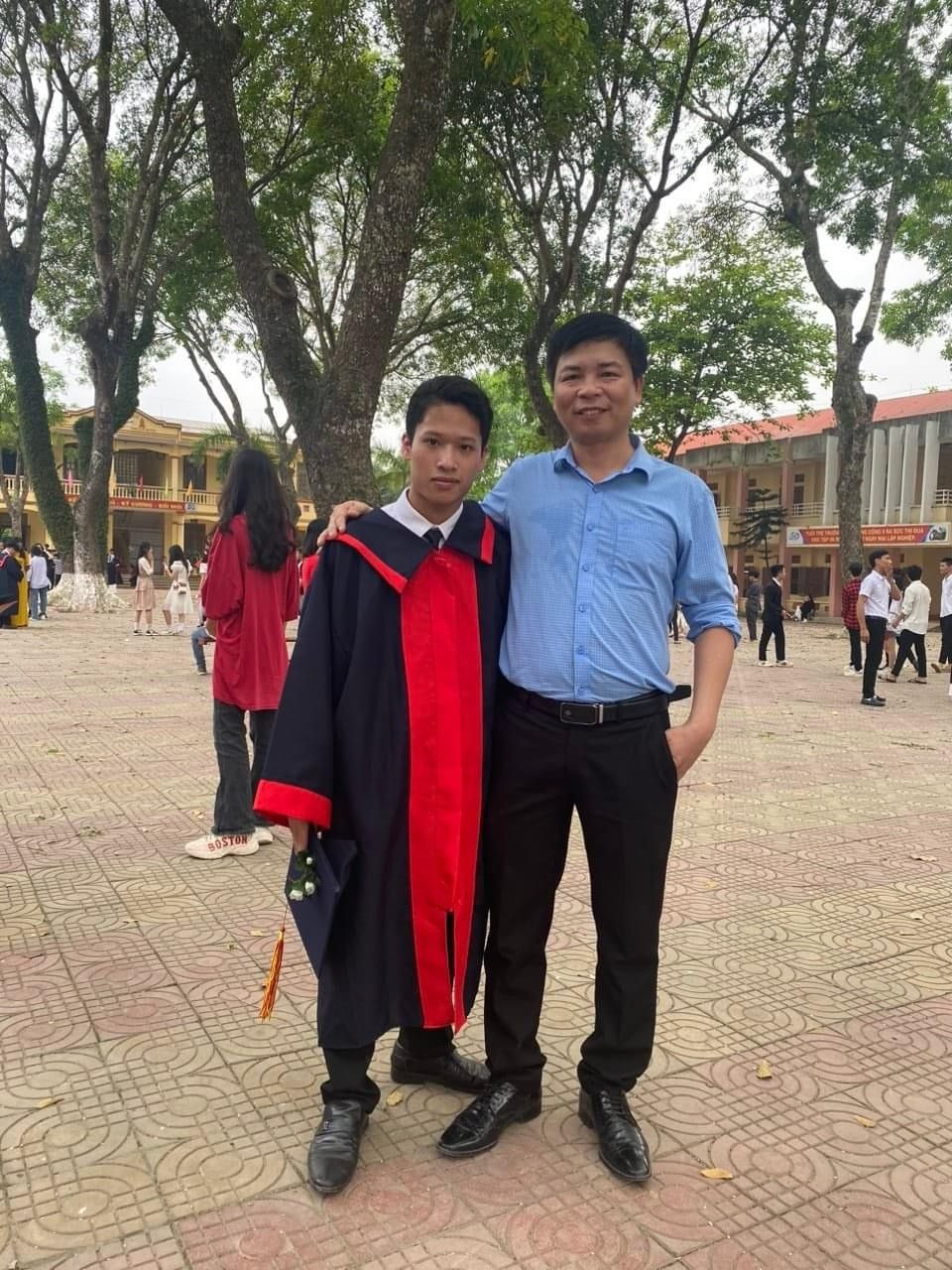Không đi học thêm, không học trường top, nam sinh Thanh Hóa vẫn trở thành thủ khoa khối B toàn quốc: "Mình chọn học bác sĩ để viết tiếp giấc mơ của mẹ!" - Ảnh 2.