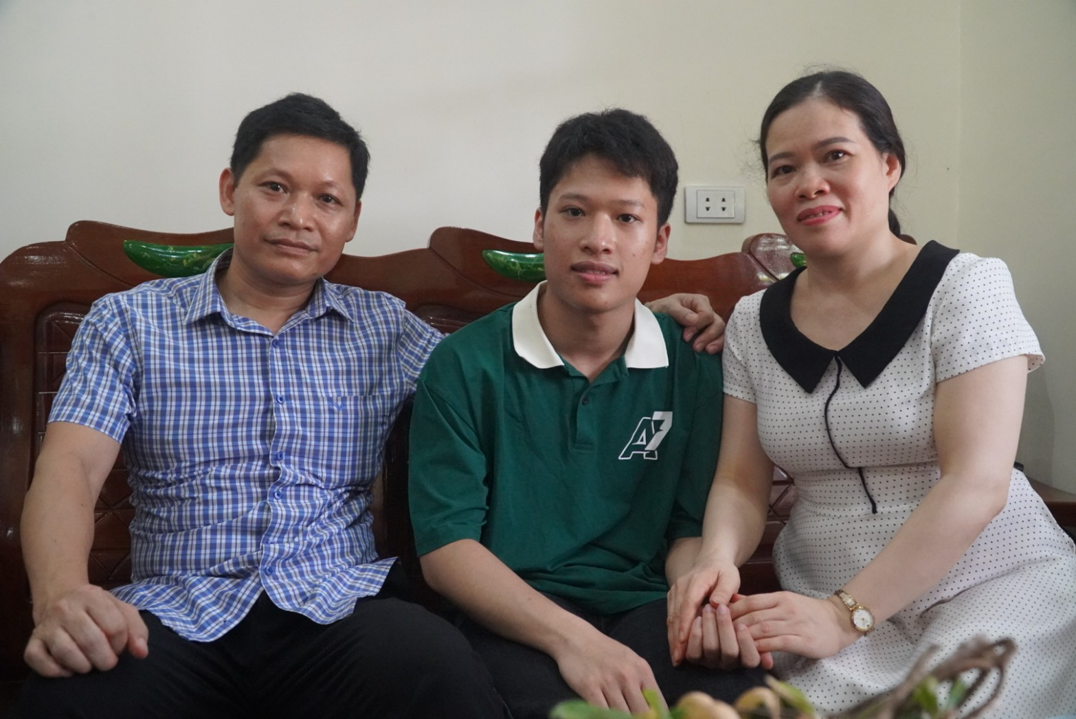 Không đi học thêm, không học trường top, nam sinh Thanh Hóa vẫn trở thành thủ khoa khối B toàn quốc: "Mình chọn học bác sĩ để viết tiếp giấc mơ của mẹ!" - Ảnh 1.