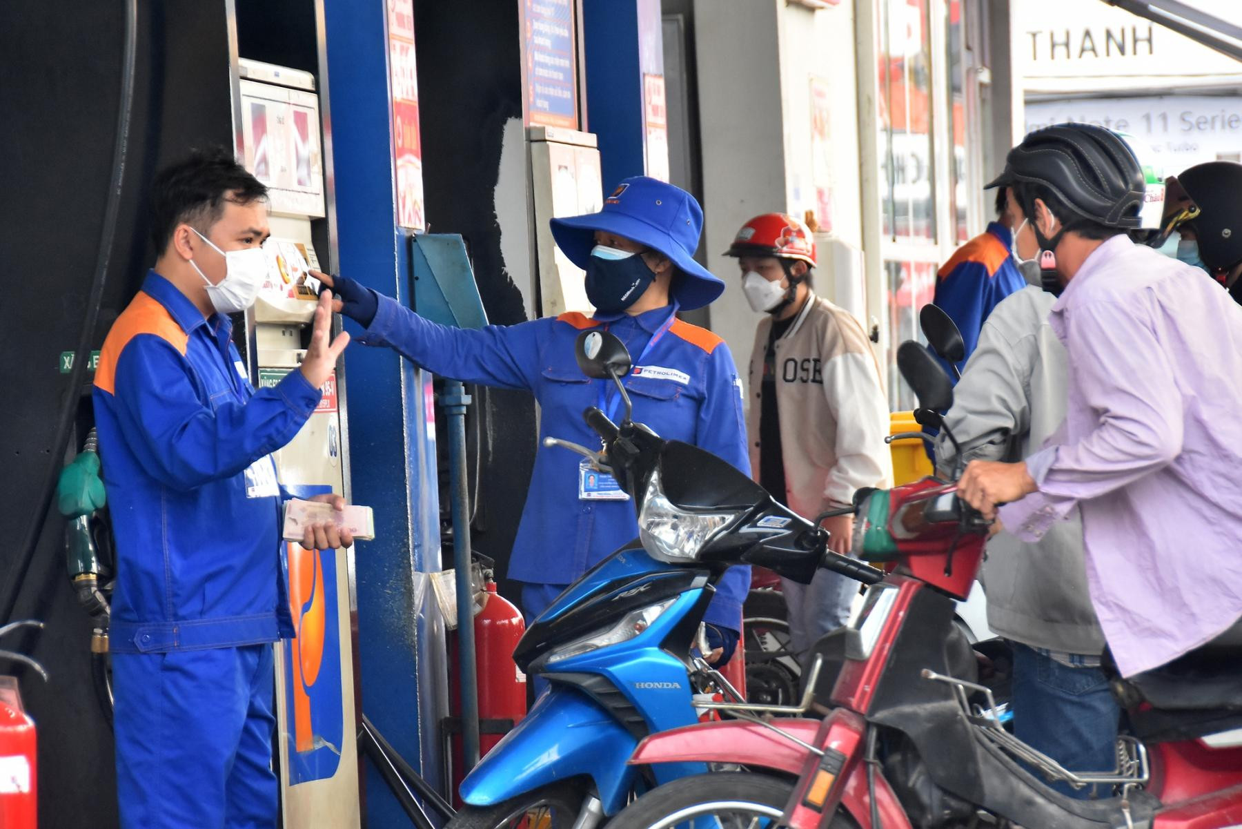 Giá xăng tăng gần 1.300 đồng/lít