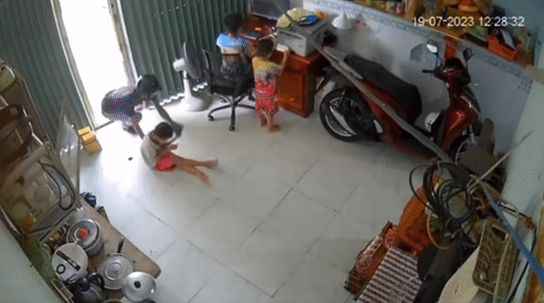 Để 3 đứa trẻ chơi điện thoại cùng nhau, bố mẹ bàng hoàng khi xem lại camera Ảnh 2