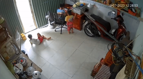 Để 3 đứa trẻ chơi điện thoại cùng nhau, bố mẹ bàng hoàng khi xem lại camera Ảnh 3