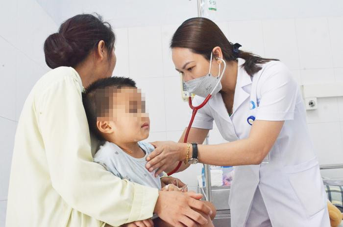 Người lớn bất cẩn, bé trai 2 tuổi nhập viện khẩn vì uống phải thứ này Ảnh 1