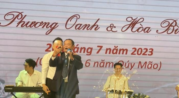 Bố Shark Bình dành tặng món quà đặc biệt cho con dâu Phương Oanh trong lễ ăn hỏi Ảnh 4