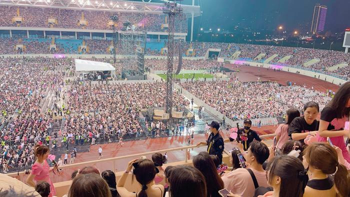Toàn cảnh bên trong đêm diễn đầu tiên của Blackpink: Choáng ngợp với 'biển hồng' Ảnh 3