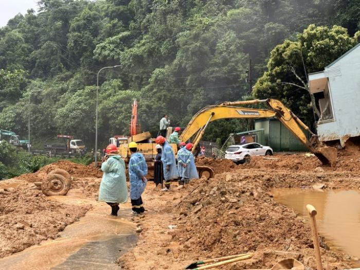 Tìm thấy thi thể thứ 4 dưới lớp đất đá sau vụ sạt lở trên đèo Bảo Lộc Ảnh 1