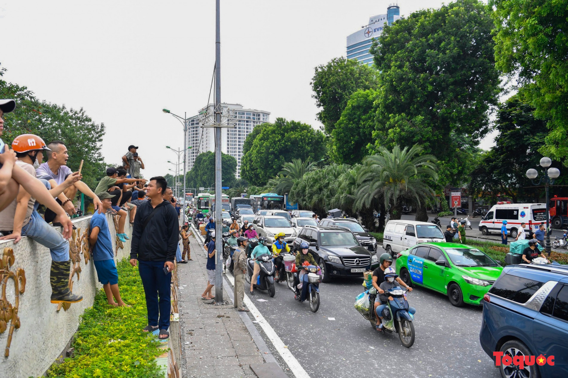Hiện trường vụ nổ khí gas tại phố Yên Phụ khiến nhiều người bị thương - Ảnh 8.
