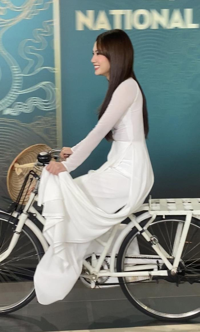 Bắt chước Mỹ Tâm đạp xe lên thảm đỏ, Hoa hậu Mai Phương nhận cái kết 'đắng' Ảnh 4